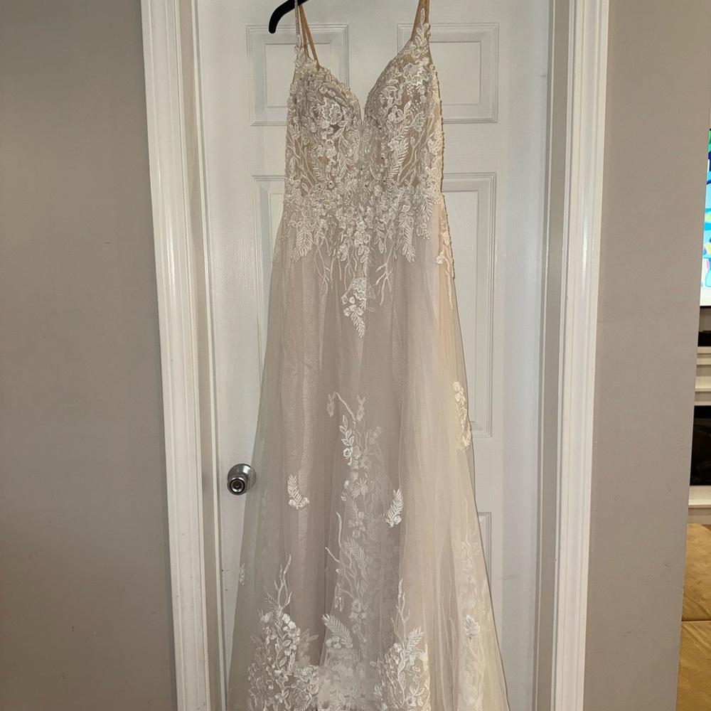 Elegant Lace Wedding Dress